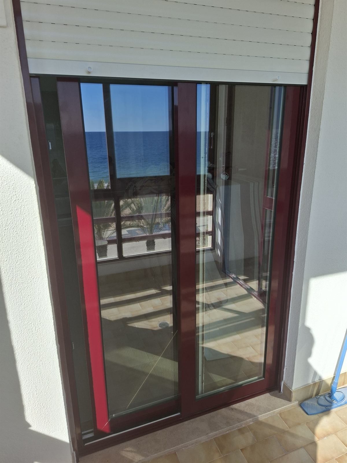 Porta de varanda com acabamento Bordéus