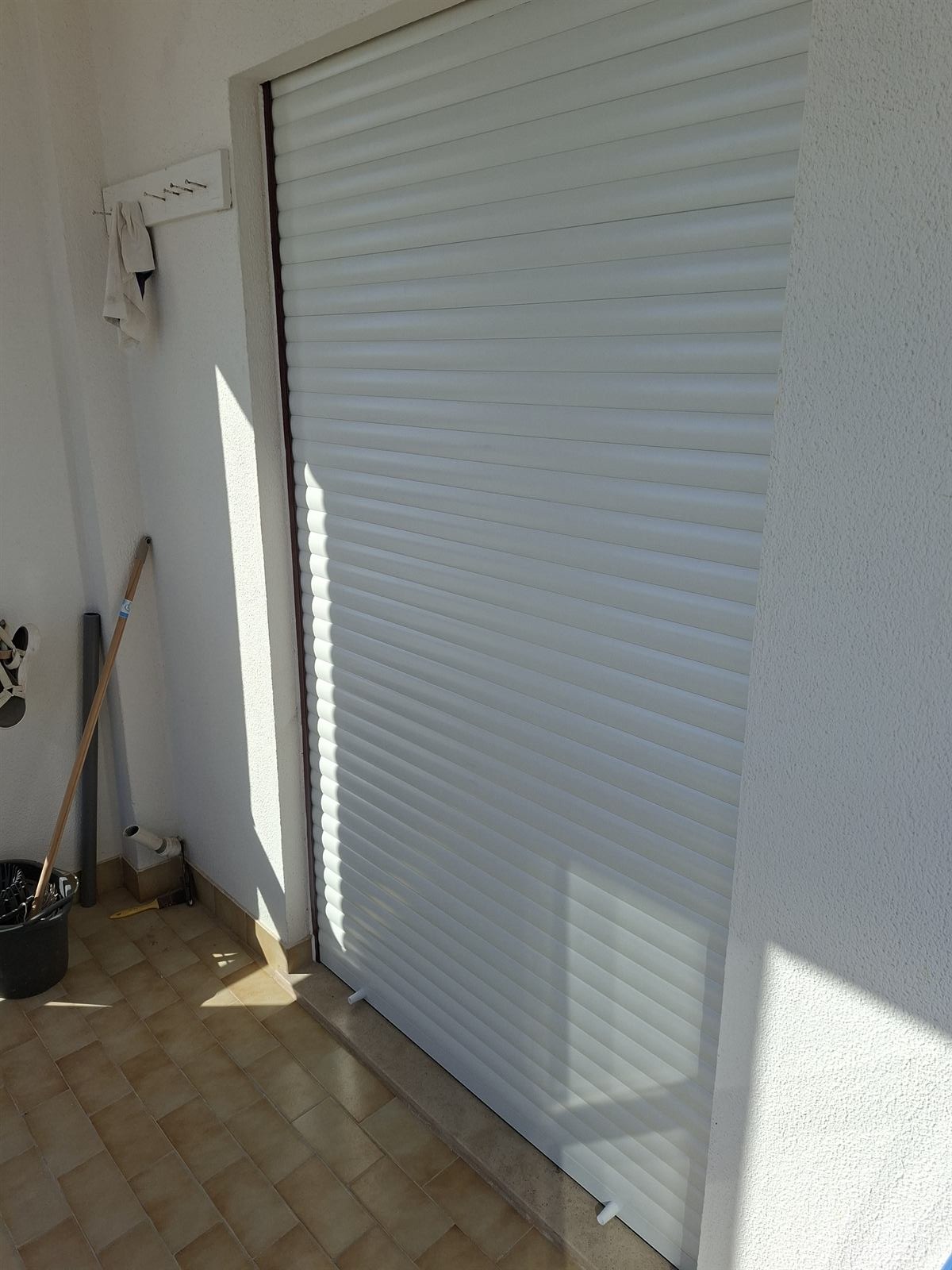 Persiana exterior PVC branca em marquise