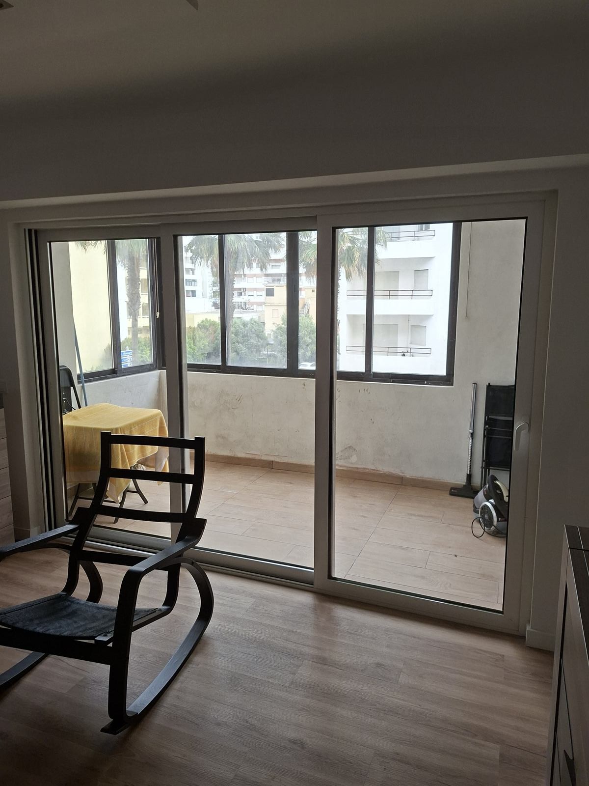 Porta correr 3 folhas em alumínio branco