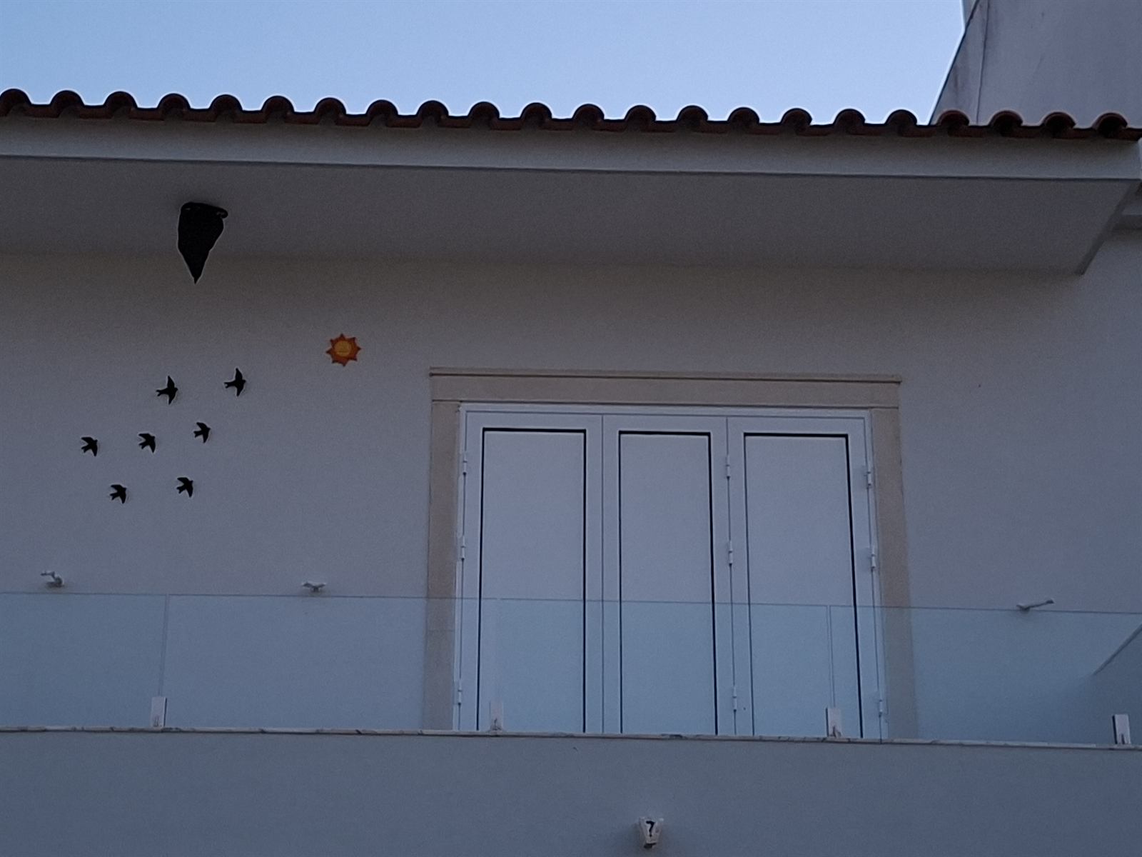 Fachada com porta de fole 3 folhas