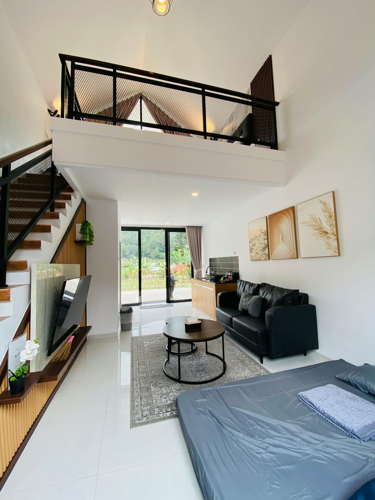 Mesanine industrial loft com escada em ferro