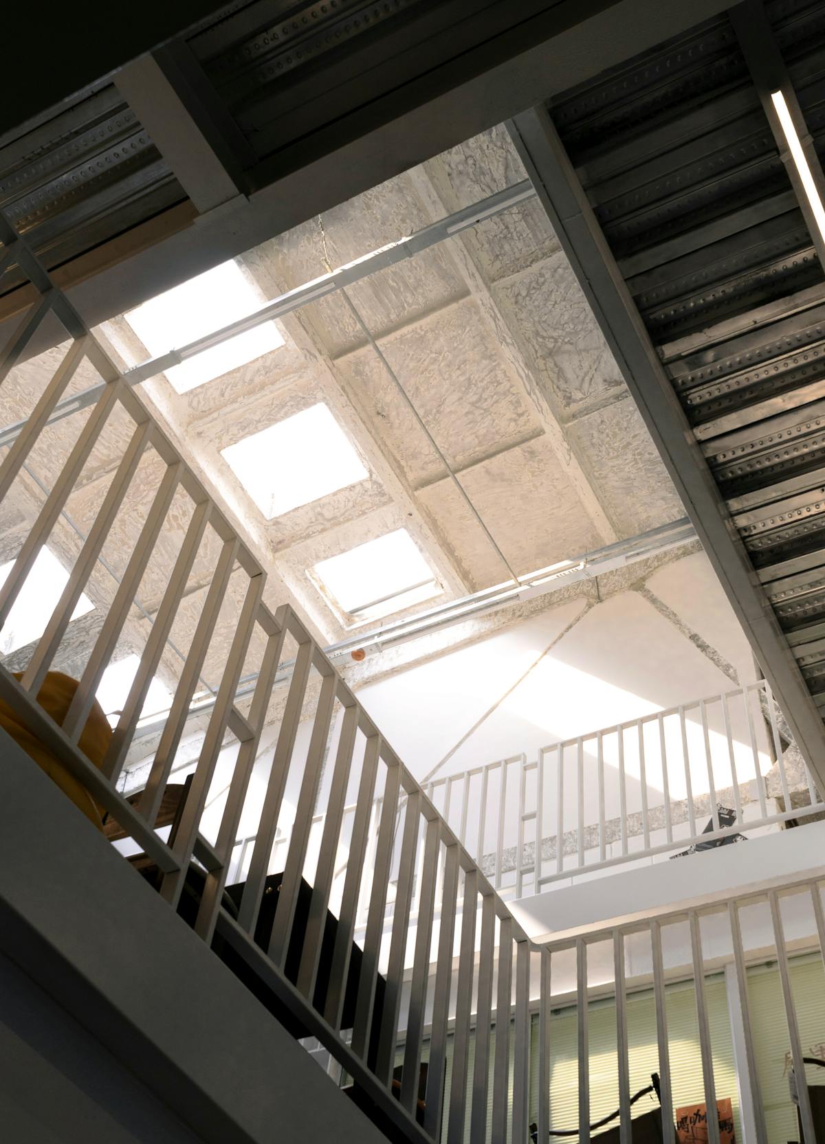 Loft com mesanine e corrimão em ferro