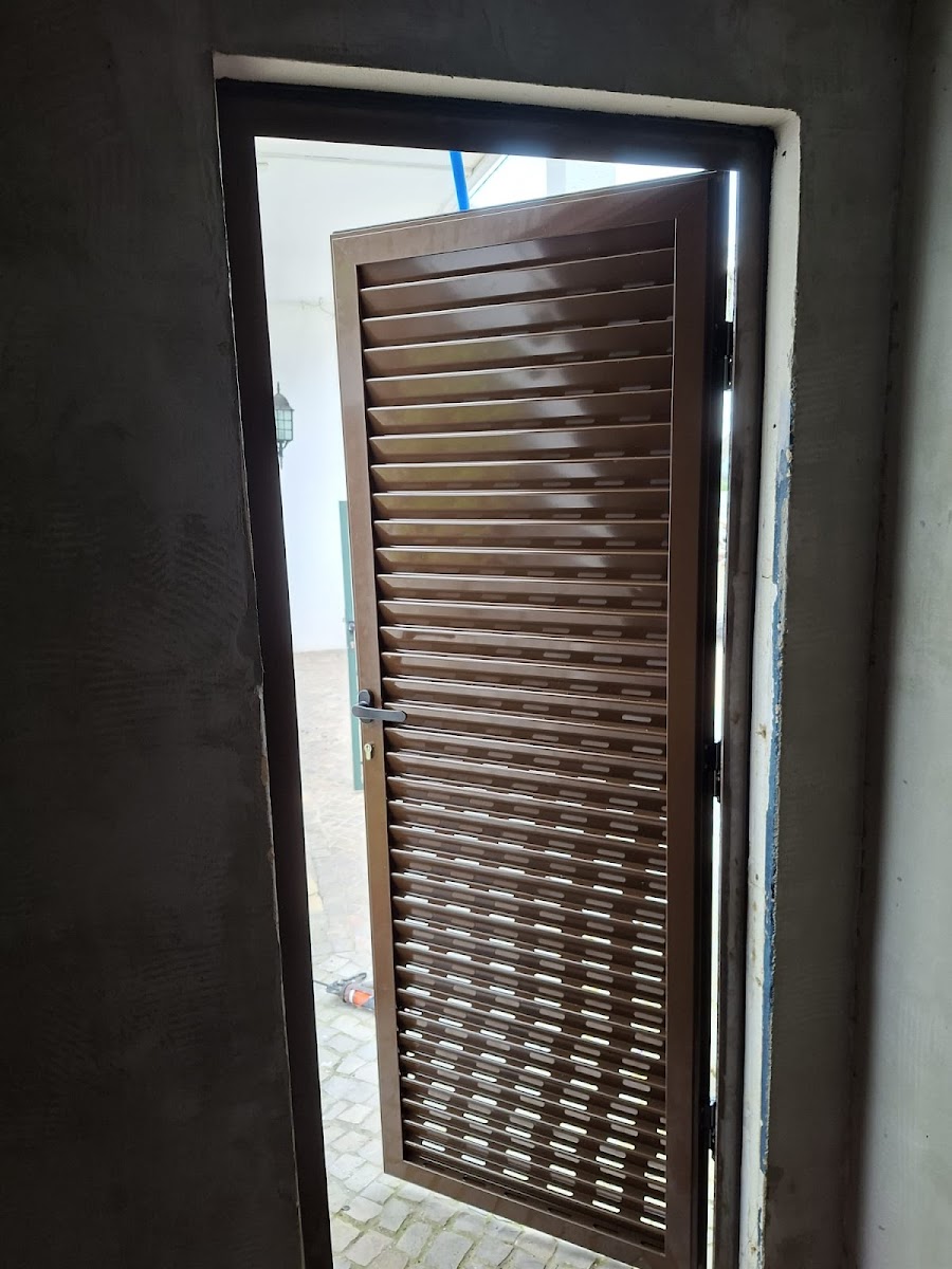 Porta de entrada em alumínio bronze com lâminas