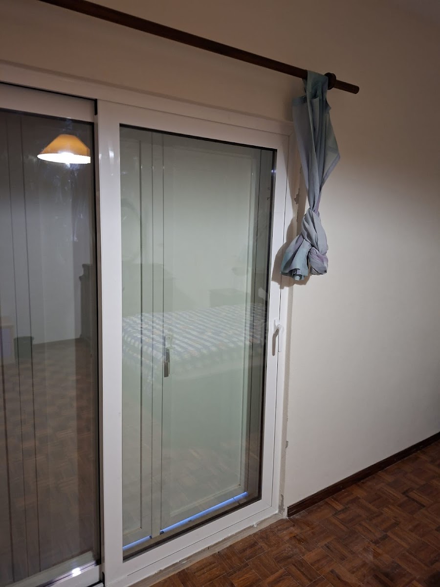 Porta de correr branca para quarto