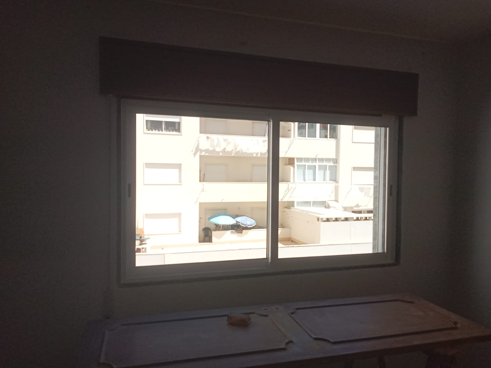 Janela de correr para quarto com estore exterior